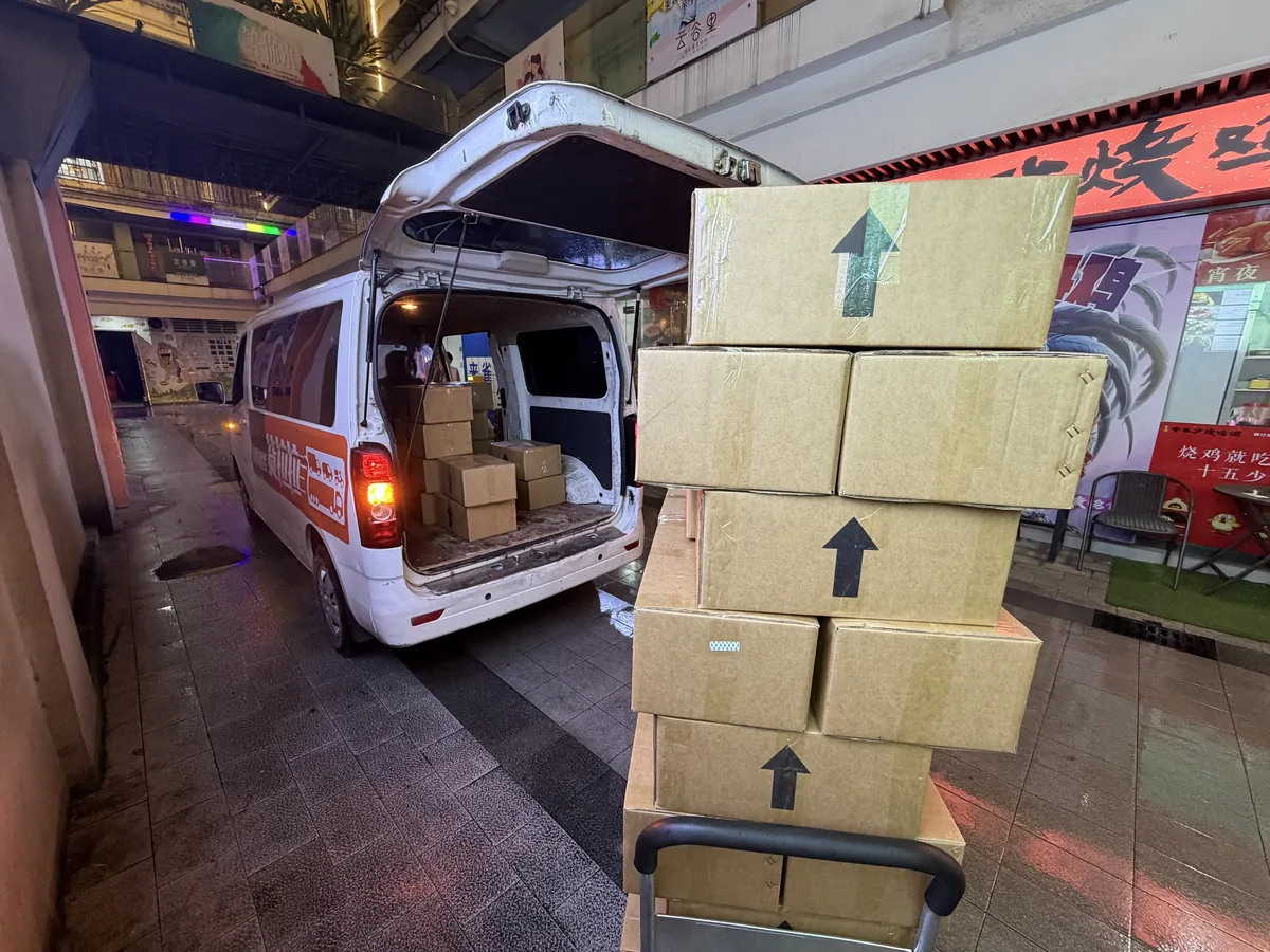 提携工場より到着した特急貨物の荷下ろし・受領作業