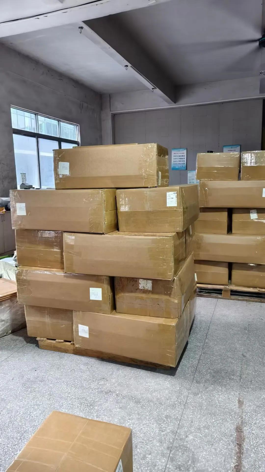 パレット積載により保管・管理されている出荷待ち段ボール貨物