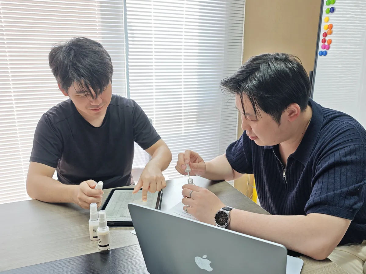 オフィス内にて複数サンプルを比較検証し、製品形状・構成部品の仕様を確定